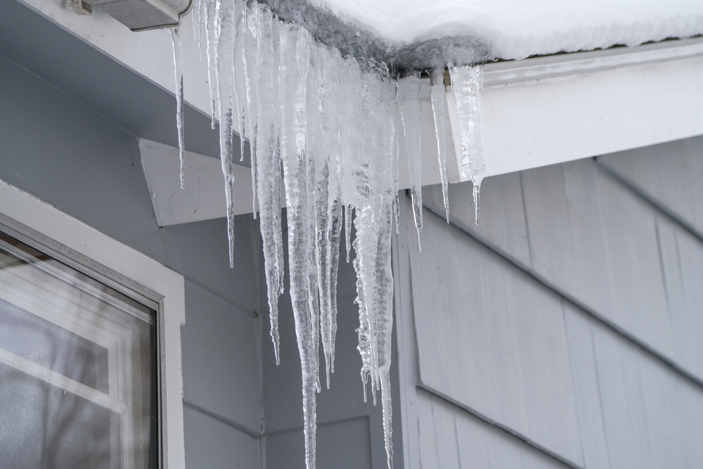 What To Do If Your Roof Has Ice Damming – A Guide for Ontario